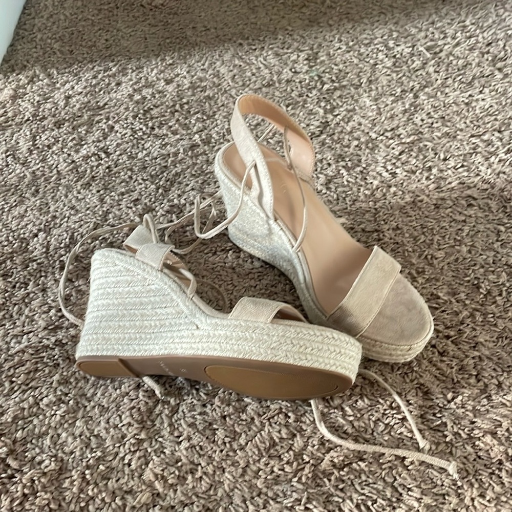 Tan high heels, beachy vibe.